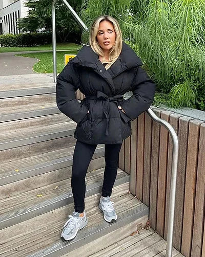 Gewatteerde jas met ceintuur voor dames - warme bruine jas met oversized kraag