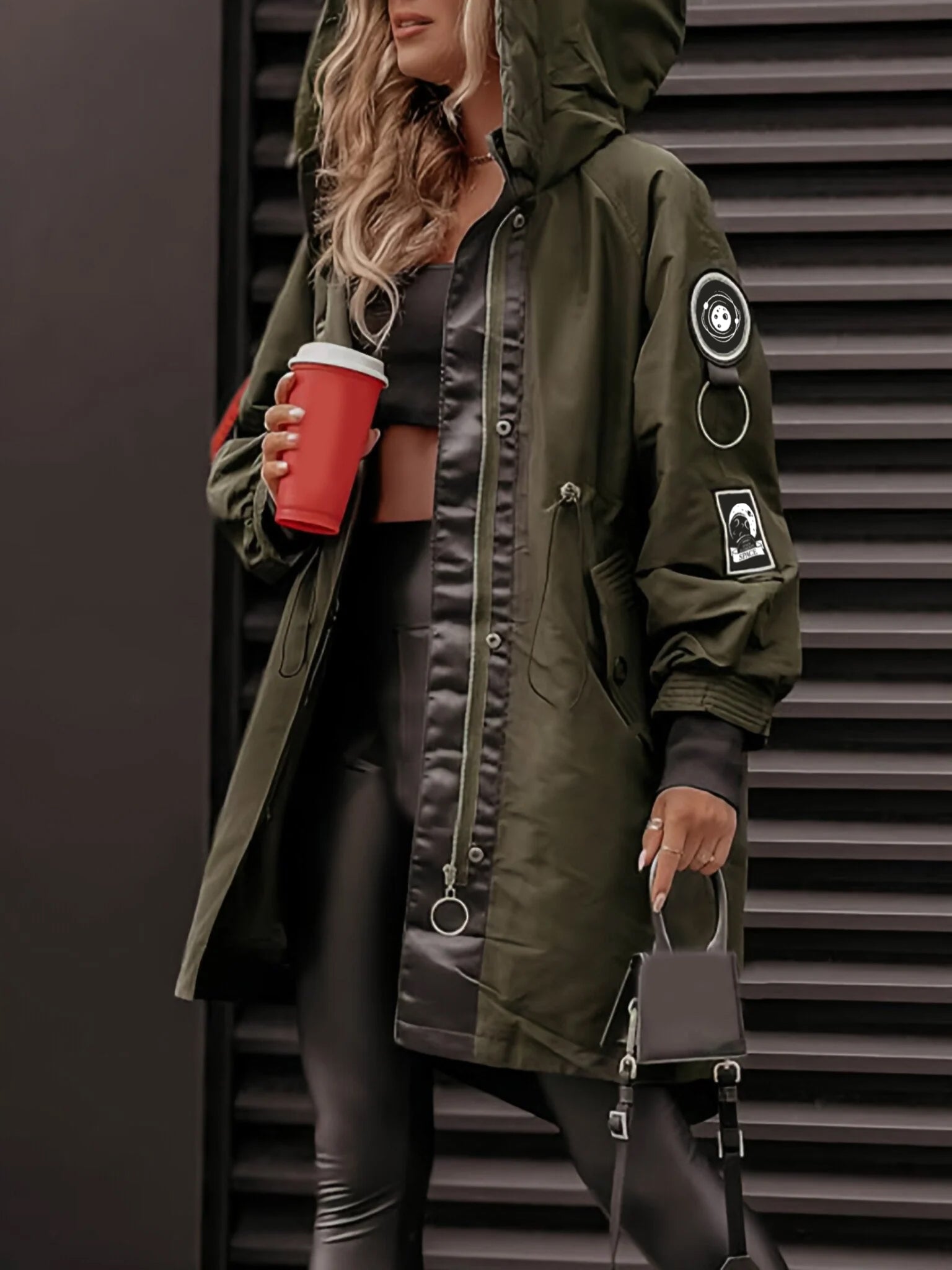 Stijlvolle dames parka - lange jas met capuchon, verstelbaar trekkoord en rits