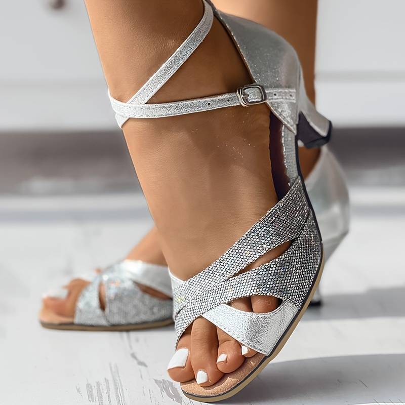Dames sandalen met een chique strappy ontwerp - verstelbare avond schoenen voor dansen