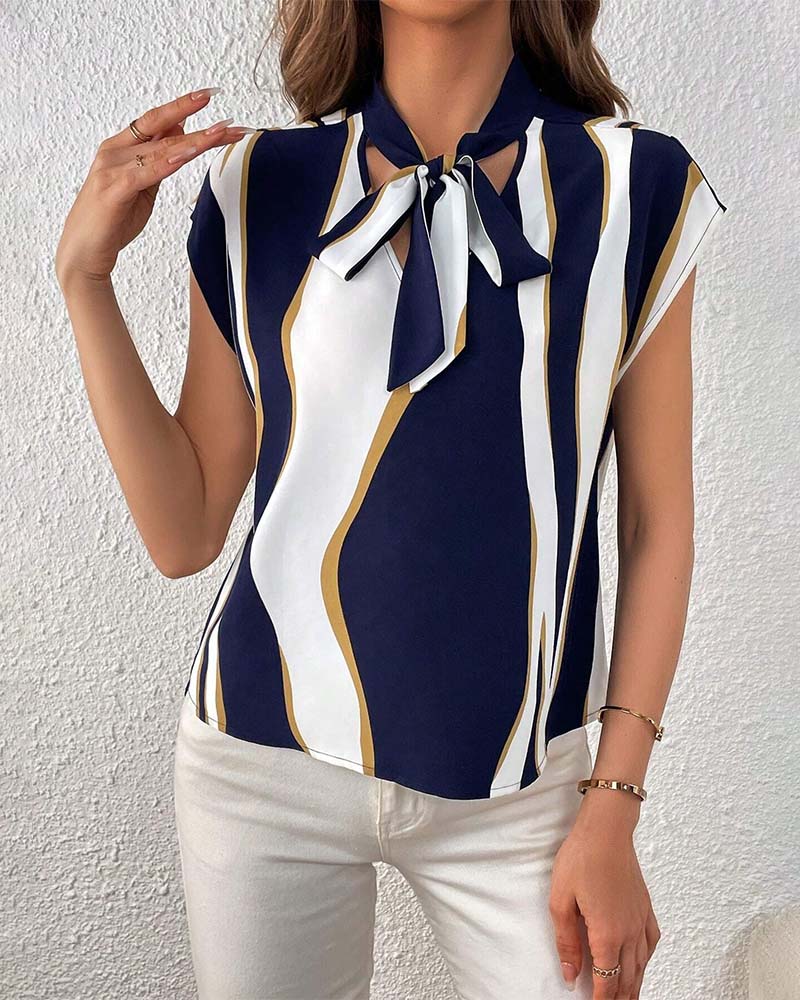 Blouse met veters en korte mouwen met contrasterende print