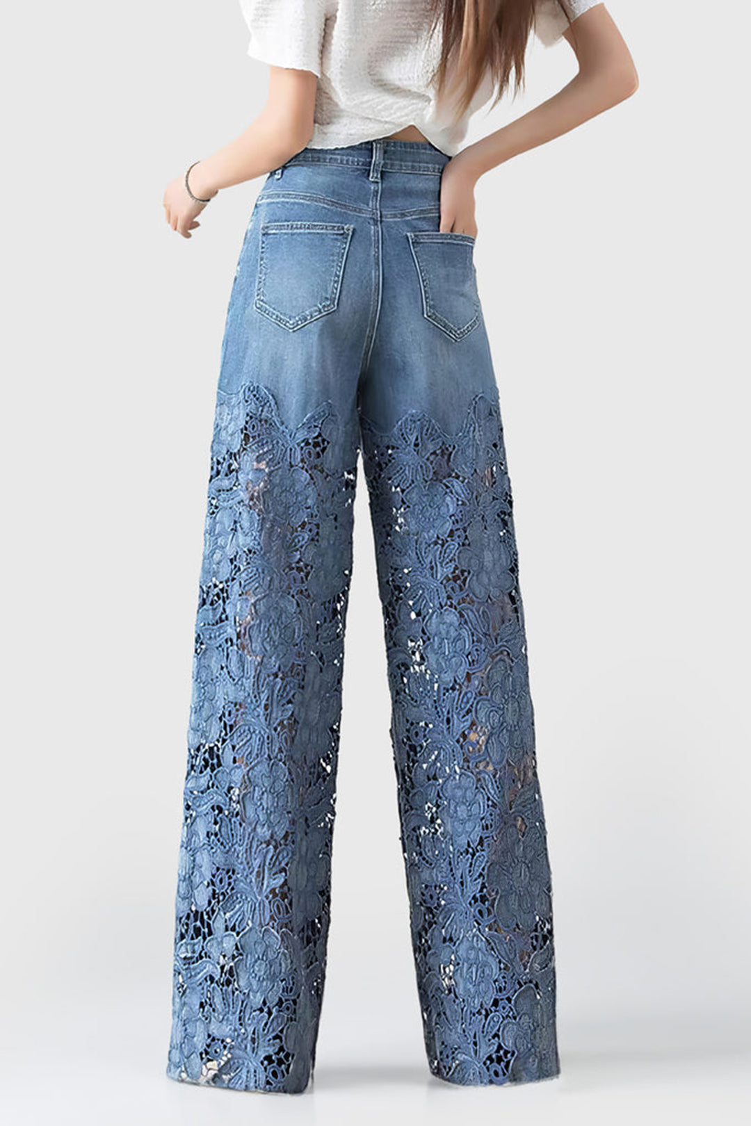 Dames wijdvallende jeans met bloemenkant overlay in blauw - casual chique broeken voor moderne vrouwen