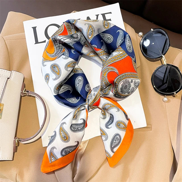 Zijden sjaal - elegante zwarte en crèmewitte accessoire voor dames