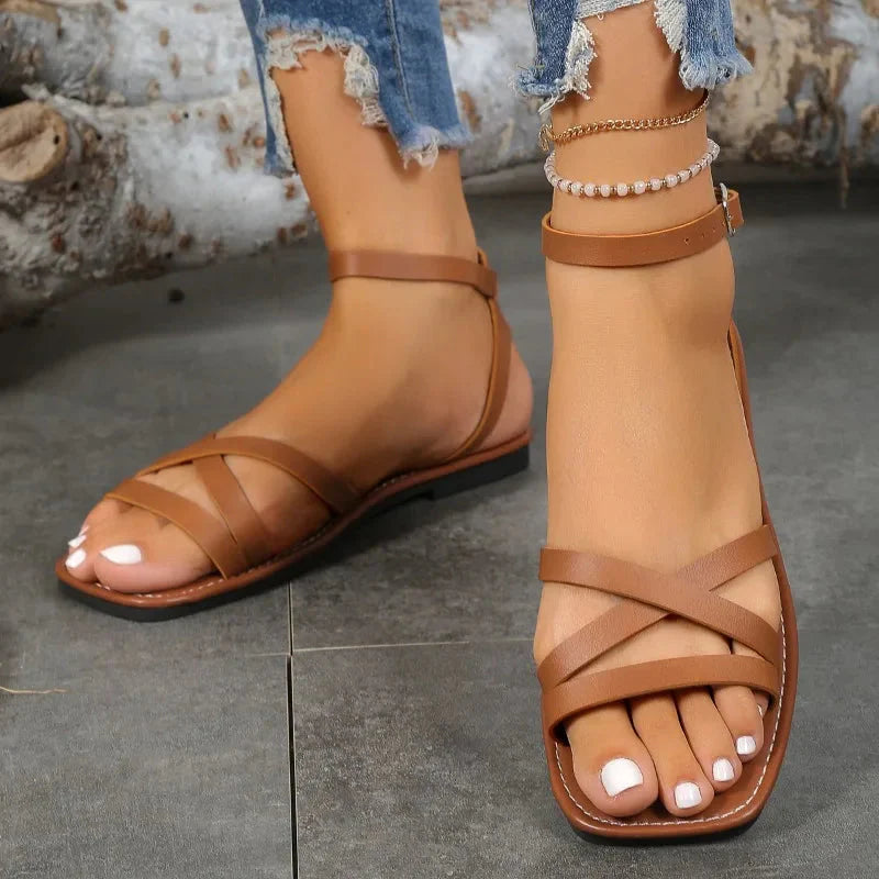Bruine sandalen met kruisbande en enkelband