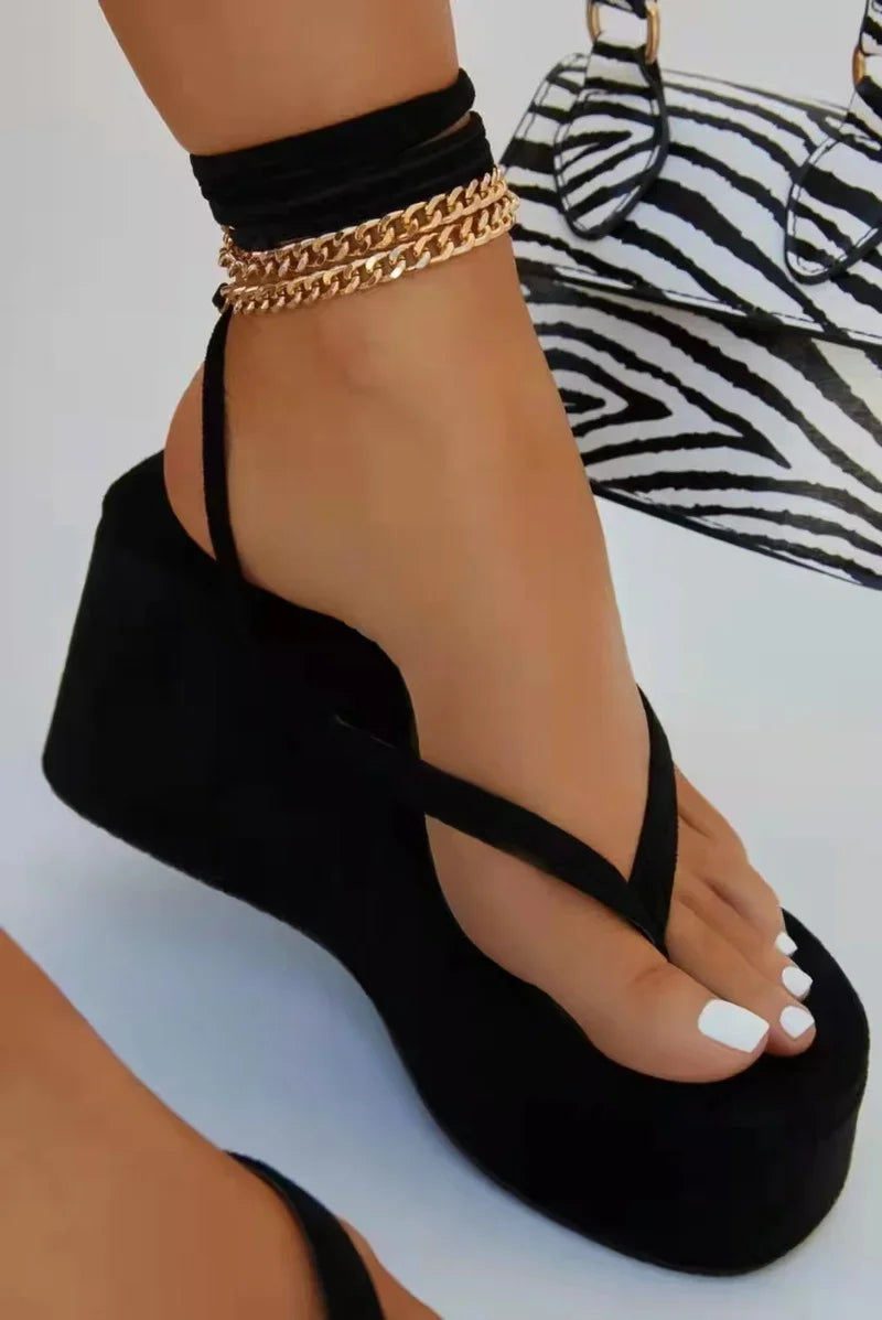Wedges sandalen met metalen ketting en enkelband