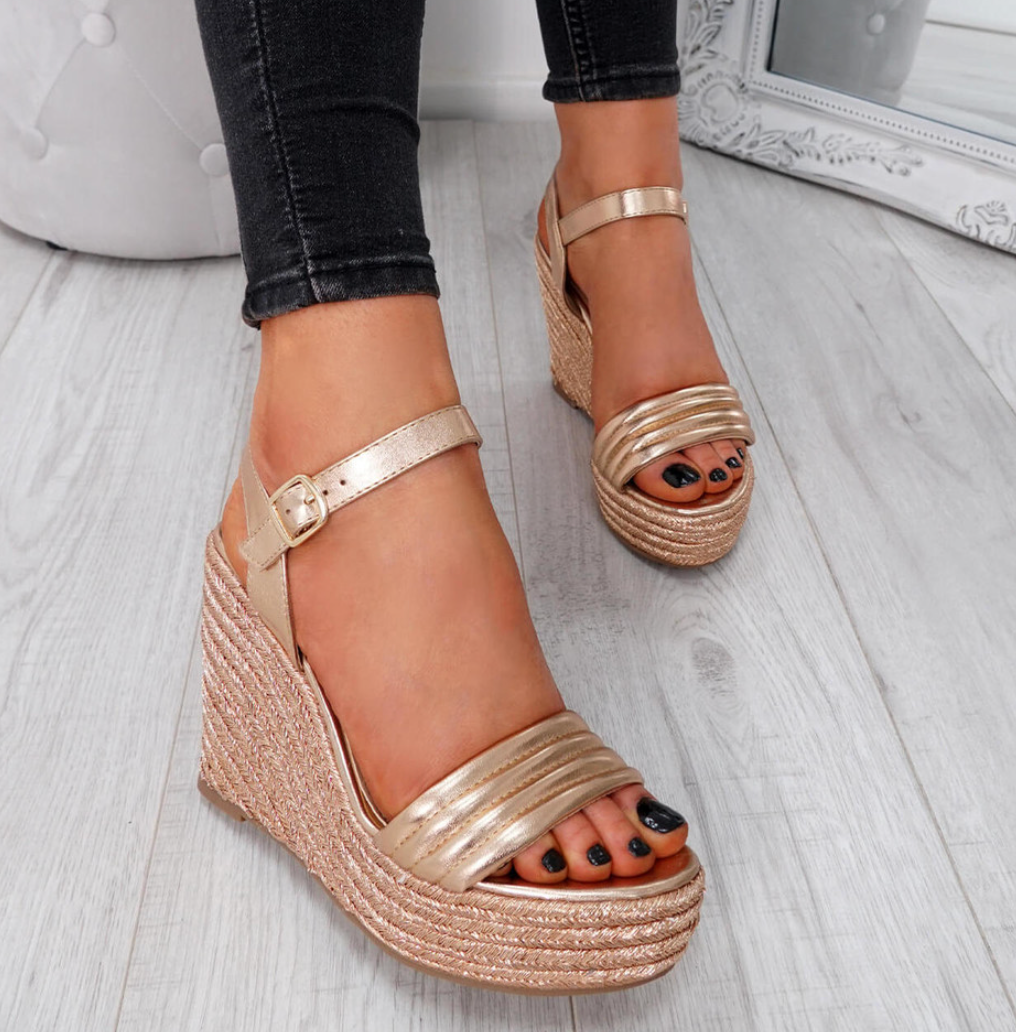 Gouden sleehak sandalen