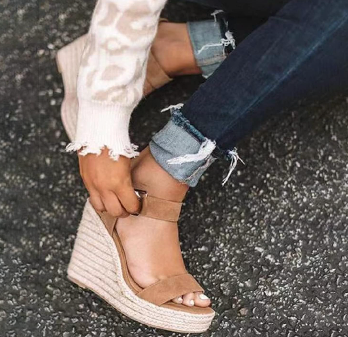 Beige sleehaksandalen met gesp