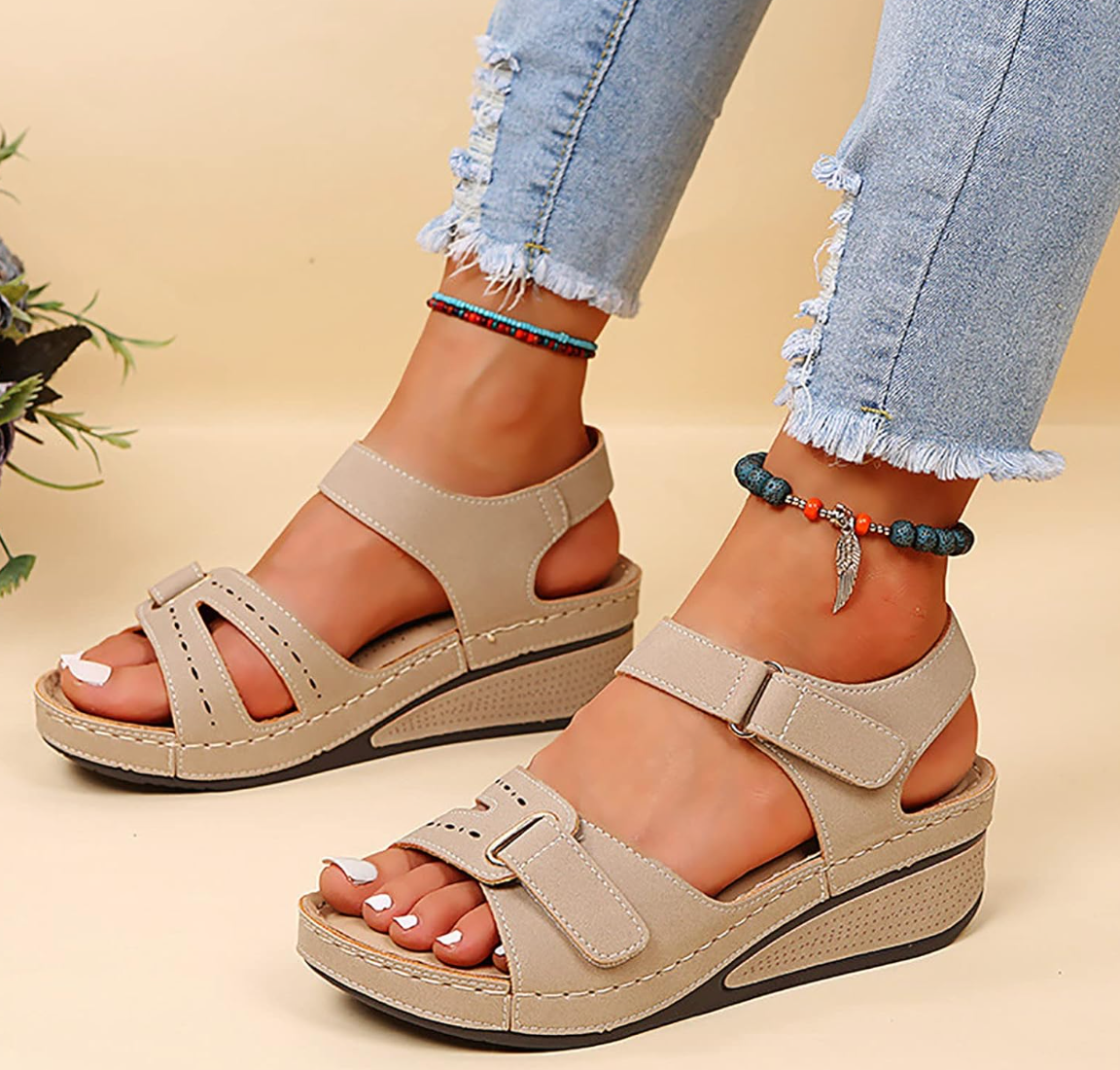 Beige sleehaksandalen met klittenbandsluiting