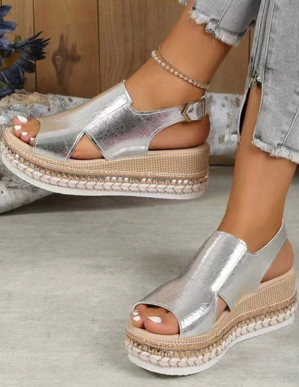 Zilveren sandalen met sleehak