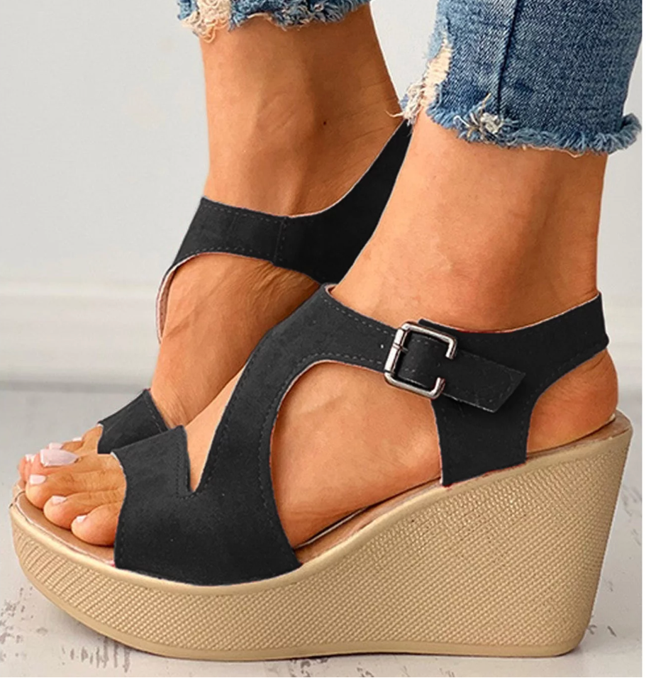 Zwarte wedgesandalen met gespsluiting