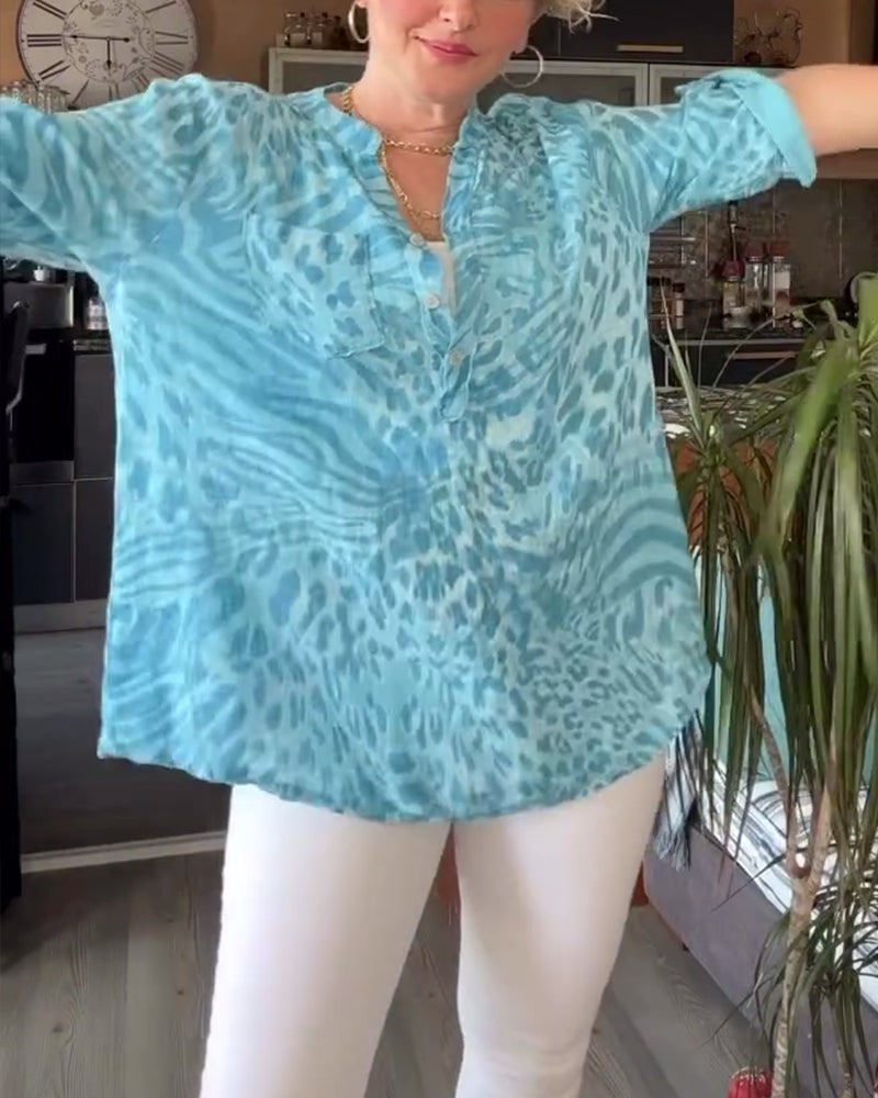 Bedrukte blouse met V-hals, zak met knopen en driekwart mouwen