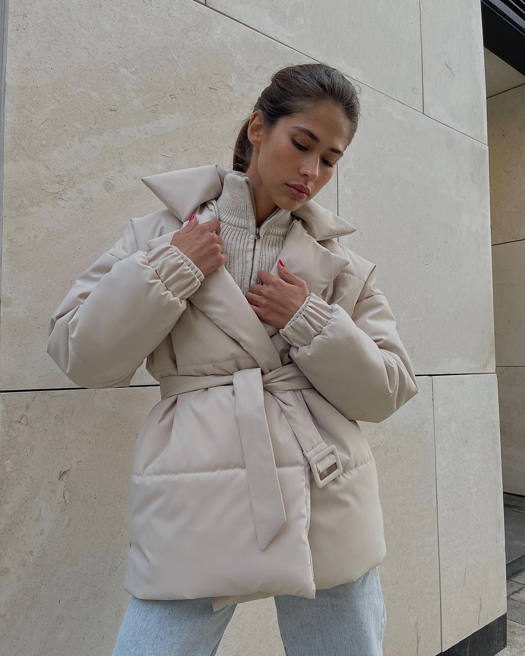 Winterjas met taille accent - gewatteerde jas met reverskraag en veter sluiting voor dames