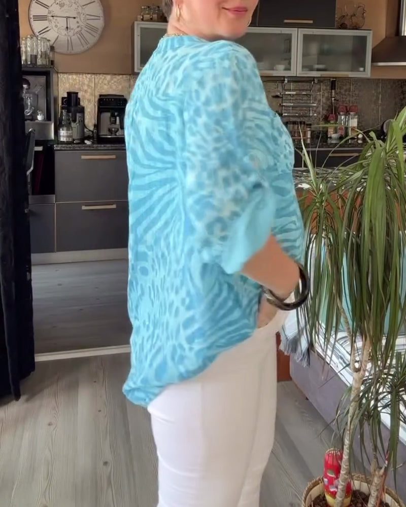 Bedrukte blouse met V-hals, zak met knopen en driekwart mouwen