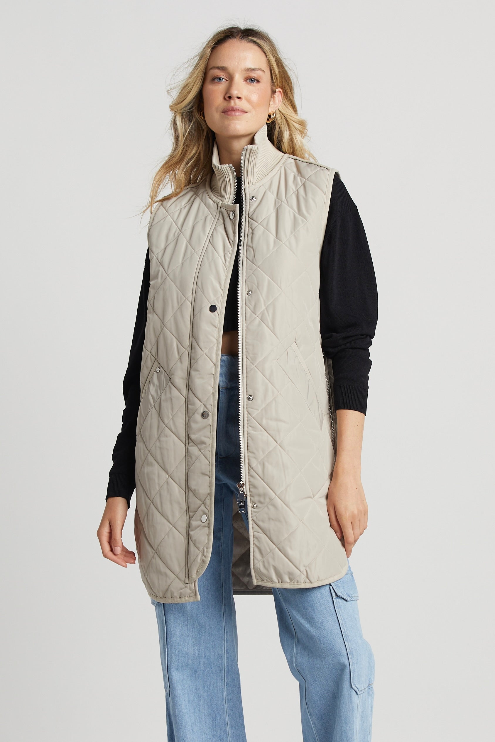Mouwloos gewatteerd vest - birch damesvest met zijritsdetails