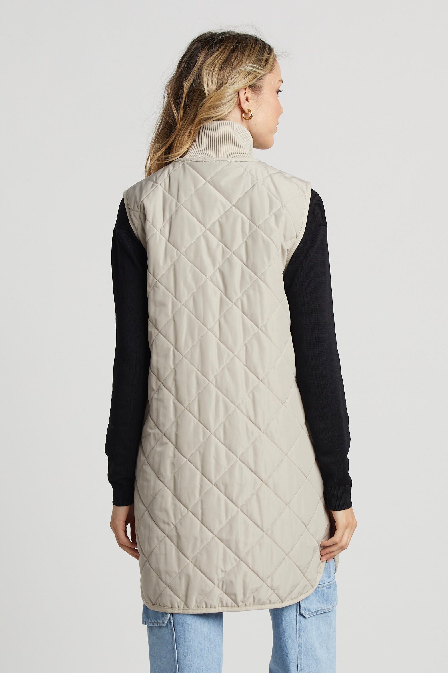 Mouwloos gewatteerd vest - birch damesvest met zijritsdetails