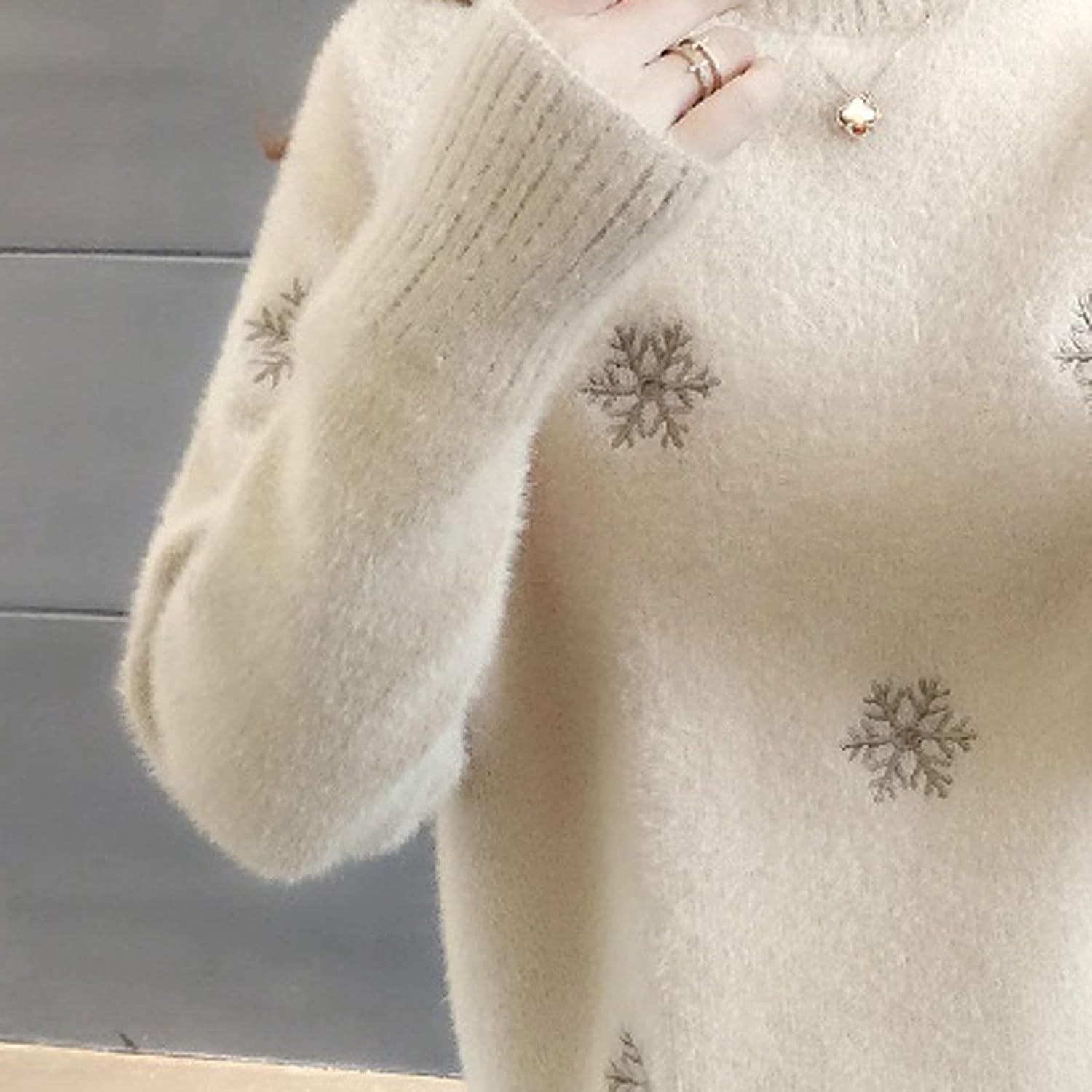 Chique gebreide sweaterjurk met lange mouwen en geborduurde details