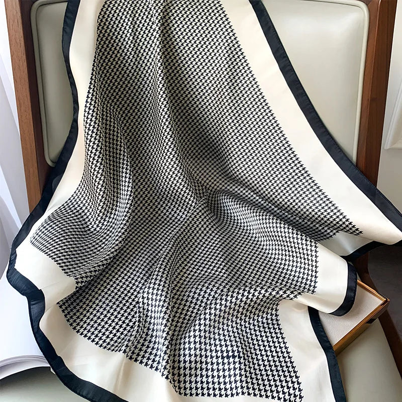 Zijden sjaal - elegante zwarte en crèmewitte accessoire voor dames