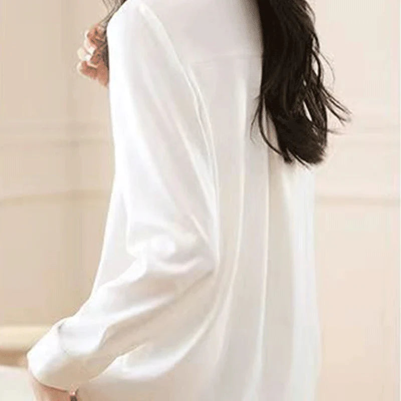 Witte zijden blouse met lange mouwen