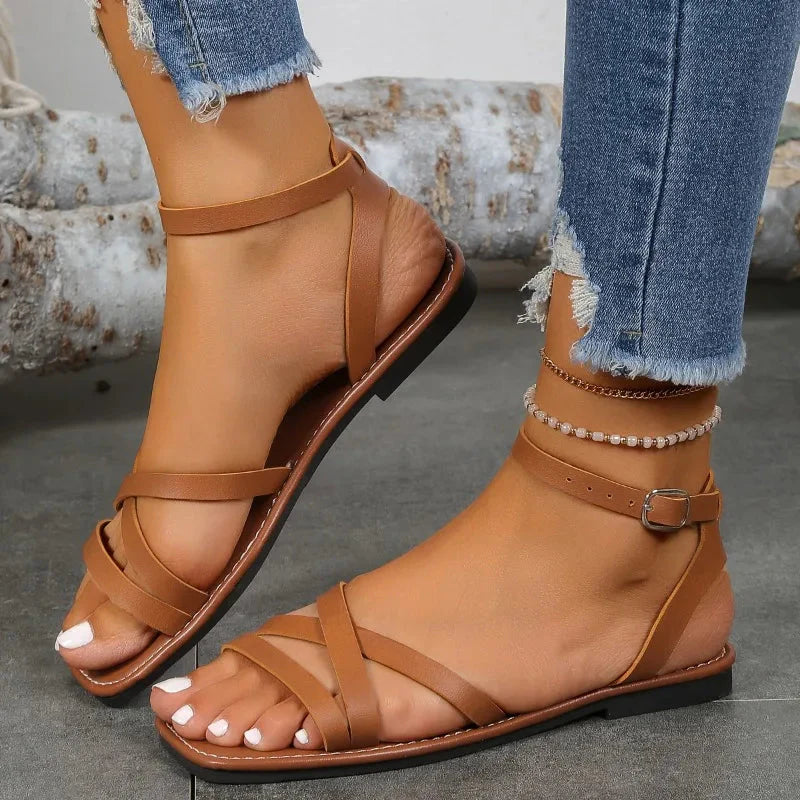 Bruine sandalen met kruisbande en enkelband