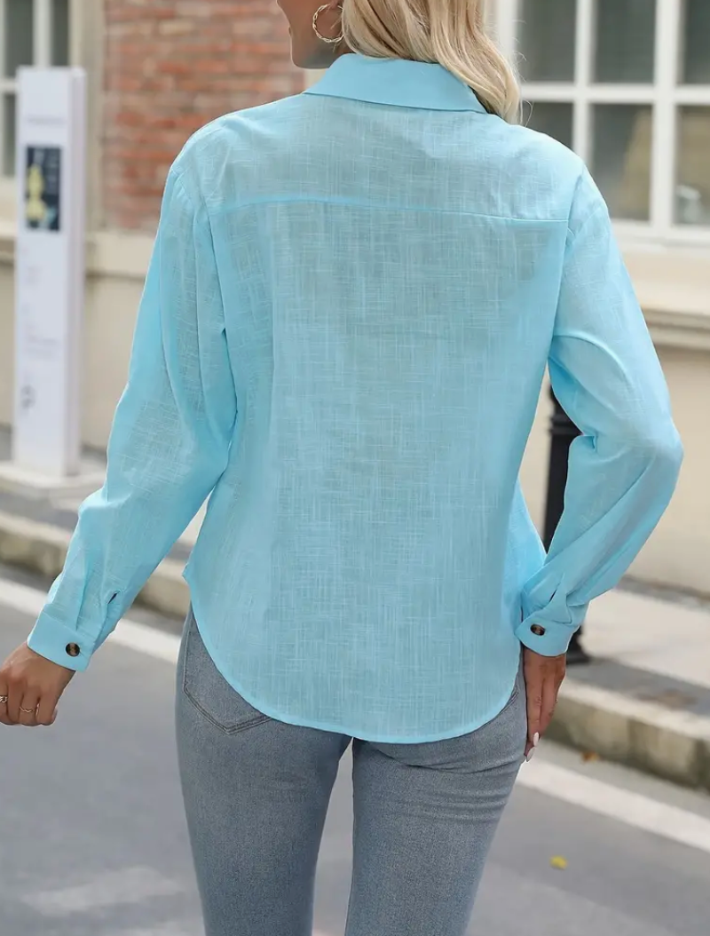 Lichtblauwe linnen blouse met borstzak