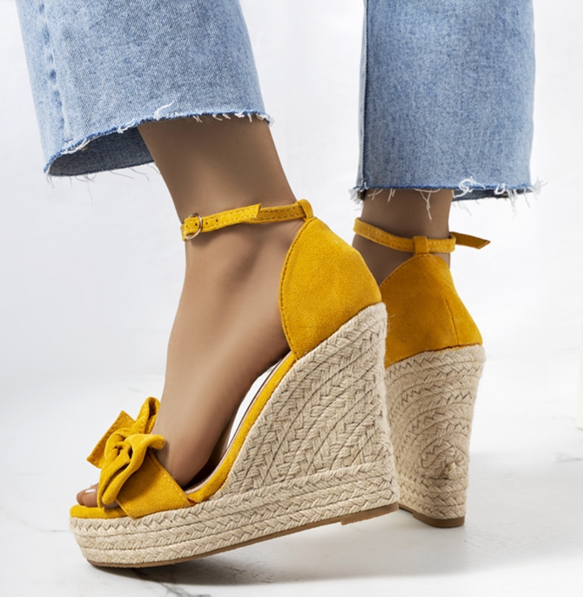 Gele sleehaksandalen met strikdetail