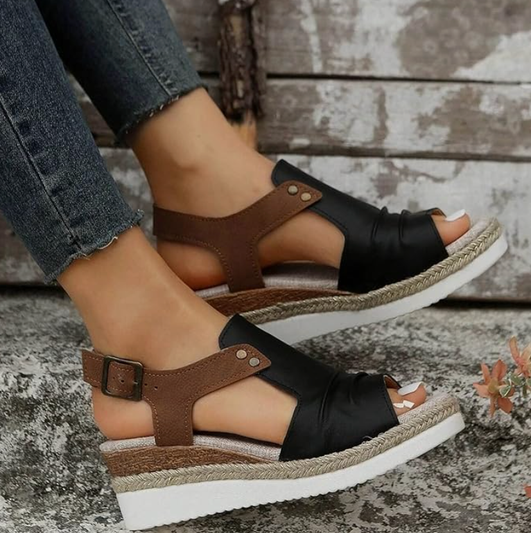 Zwarte en bruine sleehaksandalen